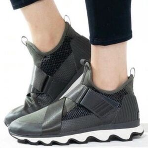 Sorel women's Kinetic sneaker in grey size 9.5 outdoors athletic